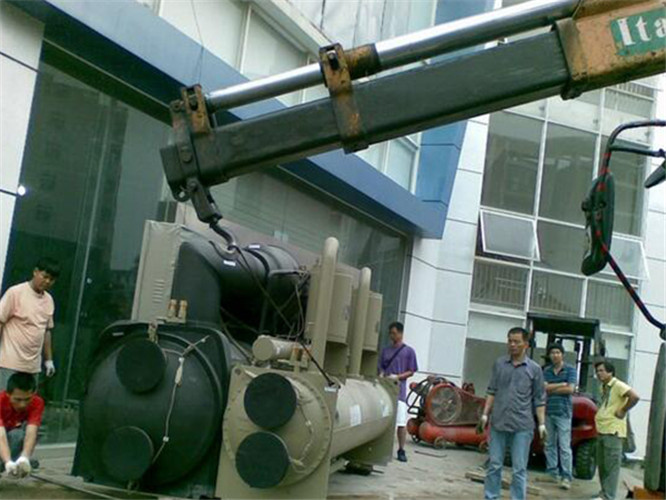 南山区随车吊和汽车吊的核心区别是什么？哪种更省钱？